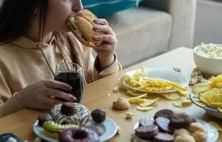 پژوهش جدید: نوجوانان مبتلا به ADHD بیشتر از همسالان خود تنقلات می‌خورند