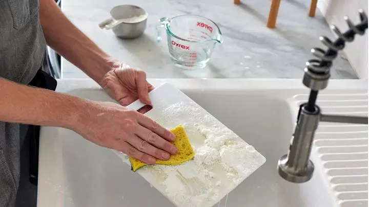  این ترفند ساده، تخته گوشت را مثل روز اول تمیز می‌کند/ فقط با جوش شیرین و سرکه + ویدئو