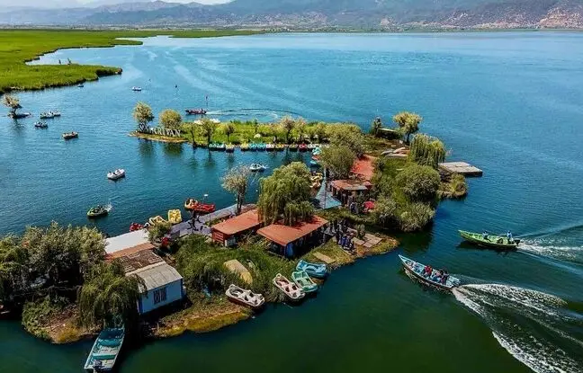 ۳ آبشار و ۱ دریاچه بهشتی در شهر سوئیسی کردستان؛ تجربه یک سفر رویایی و خنک