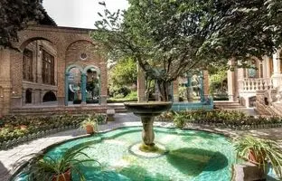 خانه‌ای در یوسف‌آباد که دیوار سبز و حوض آبی‌اش نظیر ندارد