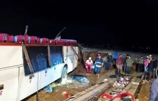 واژگونی اتوبوس در محور کرمانشاه؛ ۱۸ نفر مصدوم شدند 