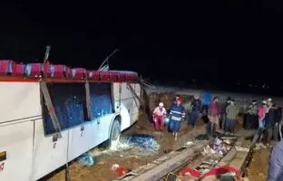 واژگونی اتوبوس در محور کرمانشاه؛ ۱۸ نفر مصدوم شدند 