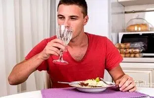 بالاخره همراه غذا آب بخوریم یا نه؟