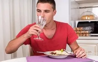 بالاخره همراه غذا آب بخوریم یا نه؟