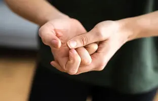 آیا شکستن قولنج منجر به آرتروز می‌شود؟