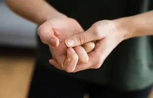 آیا شکستن قولنج منجر به آرتروز می‌شود؟