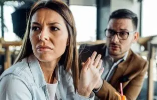 ۱۰ رفتار متداول که افراد فاقد حس همدلی ناخواسته انجام می‌دهند و ناراحتتان می‌کنند