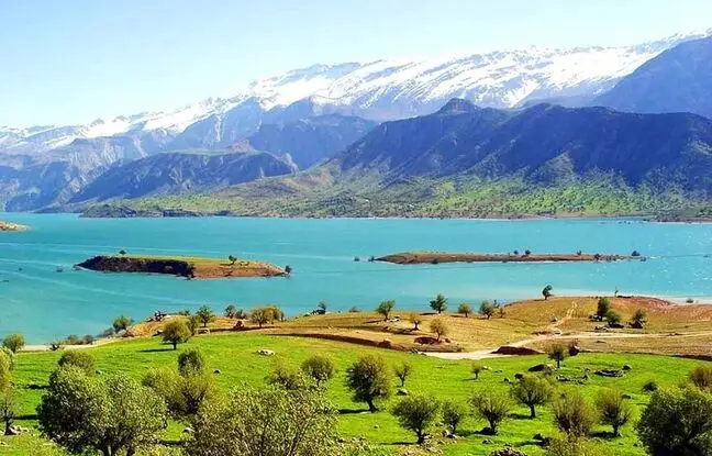 سفر به روستای شیوند ایذه؛ آب بازی زیر آبشار 80 متری در تابستان 