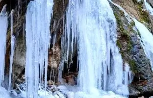 قندیل بستن بزرگترین آبشار چشمه‌ای ایران در سپیدان + ویدئو