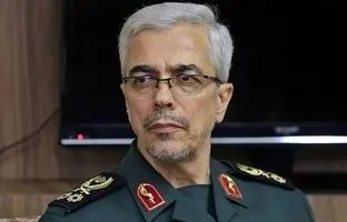  تصویری از سپهبد باقری و مادرش بر مزار برادر شهیدش 