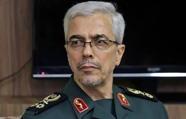  تصویری از سپهبد باقری و مادرش بر مزار برادر شهیدش 