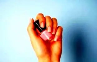 روش سریع پاک کردن لاک ناخن بدون استون