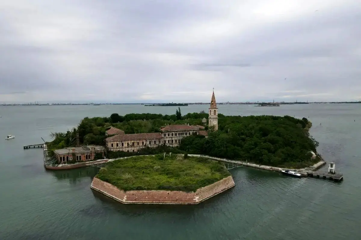 نگاهی به مخوف‌ترین جزیره جهان با ۱۶۰,۰۰۰ جسد رها شده که اجازه ندارید در آن قدم بزنید