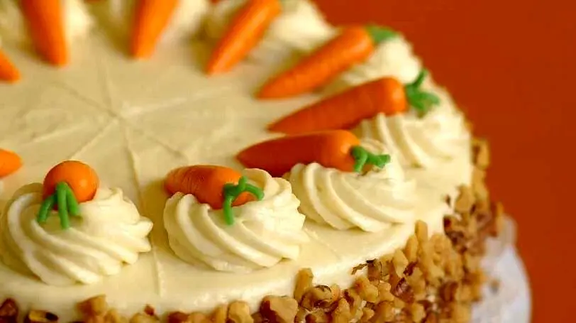 کافی‌شاپ‌ها چگونه کیک هویج درست می‌کنند؟ رازهای پوکی، نرمی و خوشمزگی آن