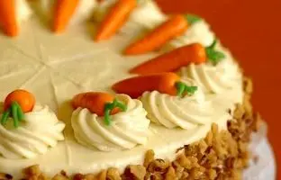 کافی‌شاپ‌ها چگونه کیک هویج درست می‌کنند؟ رازهای پوکی، نرمی و خوشمزگی آن