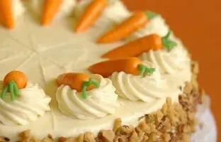 کافی‌شاپ‌ها چگونه کیک هویج درست می‌کنند؟ رازهای پوکی، نرمی و خوشمزگی آن