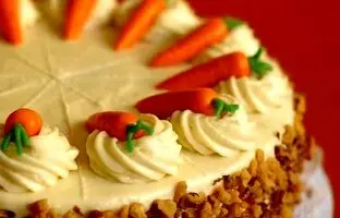 کافی‌شاپ‌ها چگونه کیک هویج درست می‌کنند؟ رازهای پوکی، نرمی و خوشمزگی آن