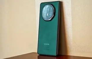 قدرت باتری در دنیای گوشی‌های تاشو! آنر مجیک V5 با رکوردی بی‌سابقه می‌آید