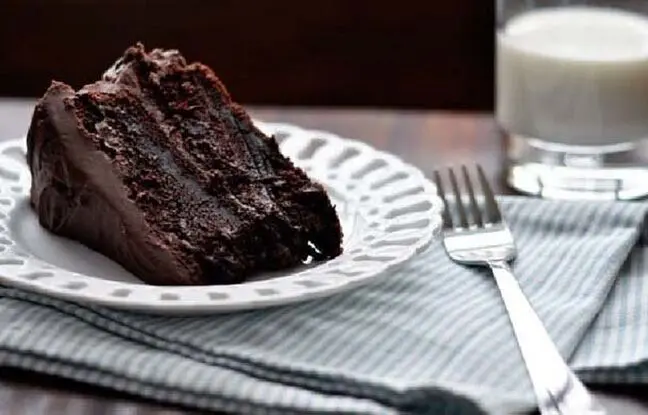 طرز تهیه کیک شکلاتی خیس در خانه + ترفندها