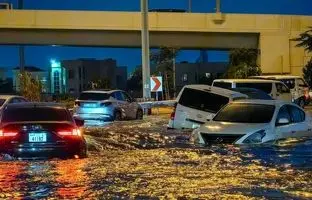 (ویدئو) گیر افتادن خودرو‌ها در سیل شهر مدینه