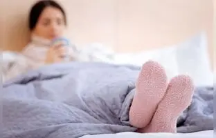 خوابیدن با جوراب برای سلامتی مفید است یا مضر؟/ اثرات پوشیدن جوراب بر گردش خون