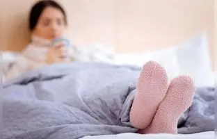 خوابیدن با جوراب برای سلامتی مفید است یا مضر؟/ اثرات پوشیدن جوراب بر گردش خون