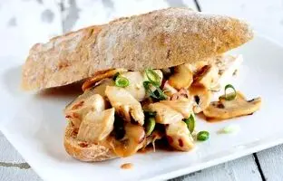 طرز تهیه ساندویچ مرغ و قارچ خانگی و خوشمزه!