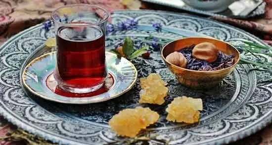 دمنوش لیموعمانی با گل‌گاوزبان و نبات، مناسب افطار 