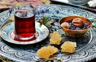 دمنوش لیموعمانی با گل‌گاوزبان و نبات، مناسب افطار 