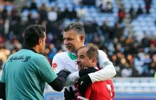 چرت زدن علی دایی در رختکن حین بازدید و دیدار مسئولین مشهدی + ویدئو