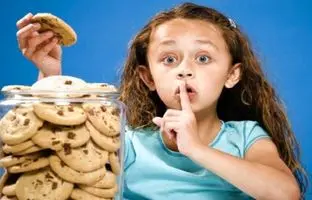 چرا کودکان دروغ می‌گویند؟ طبیعی است یا نه؟
