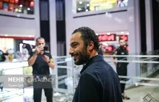  اشک شوق یک طرفدار نوید محمدزاده با دیدن ستاره محبوبش + ویدئو
