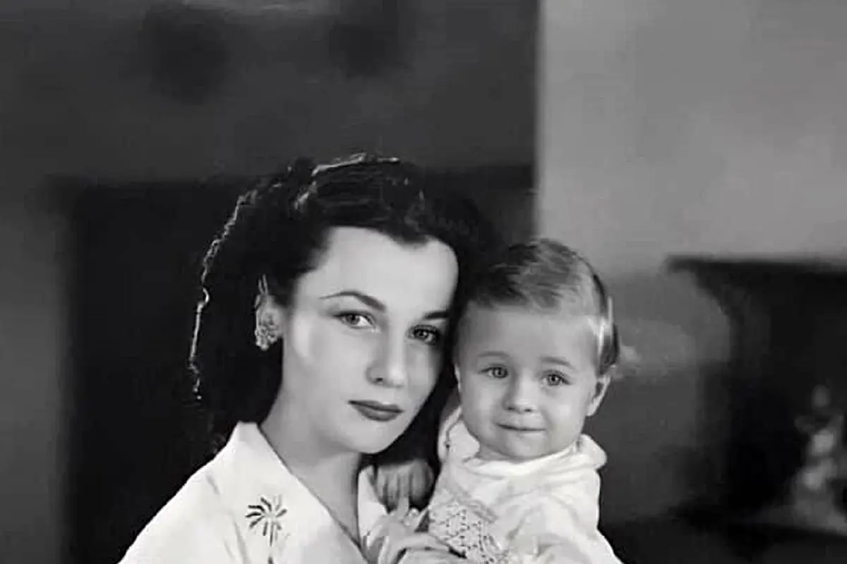 عکس قدیمی: فوزیه فواد در کنار اسب محبوب اش در تهران در سال 1318