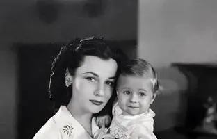 عکس قدیمی: فوزیه فواد در کنار اسب محبوب اش در تهران در سال 1318