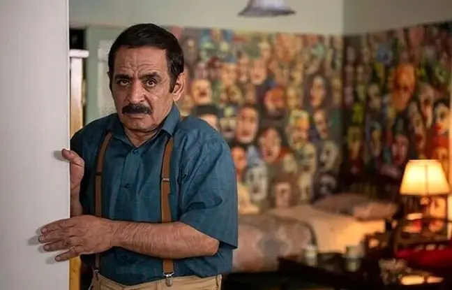 پاپاراتزی ایرانی؛ ژست بازیگر جوکر با کتابِ همسر رئیس جمهور آمریکا! 