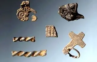  کشف گنجینه ۱۰۰۰ساله با سکه‌های عربی و آویز اسرارآمیز 