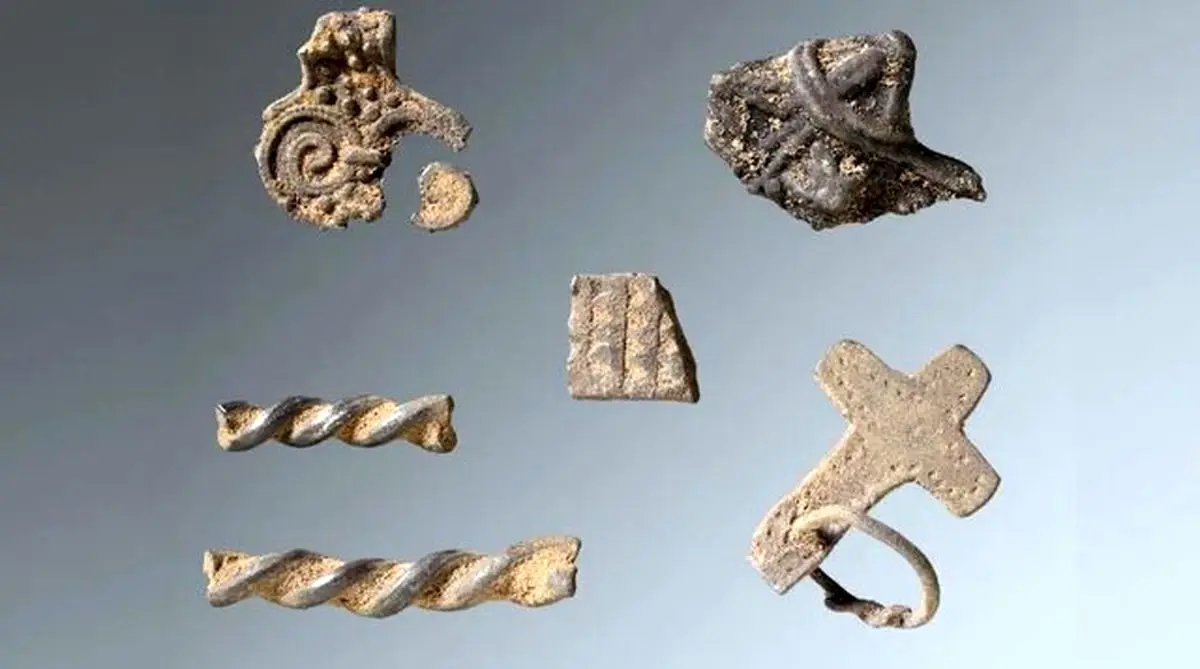  کشف گنجینه ۱۰۰۰ساله با سکه‌های عربی و آویز اسرارآمیز 