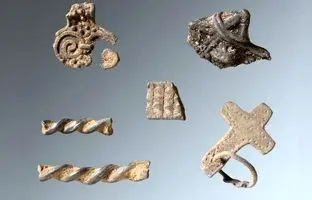  کشف گنجینه ۱۰۰۰ساله با سکه‌های عربی و آویز اسرارآمیز 