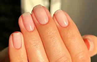 مانیکور؛ چطور ترند ناخن ساده و شیک بهار ۱۴۰۴ را انجام دهیم؟