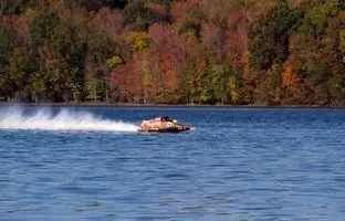 حادثه وحشتناک هنگام شکستن رکورد سرعت با قایق + ویدئو