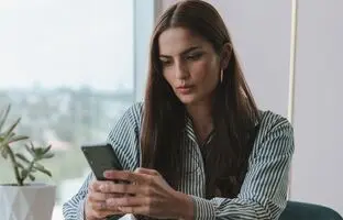 8ویژگی شخصیتی آدم‌هایی که «سریع» جواب پیام‌ها را می‌دهند