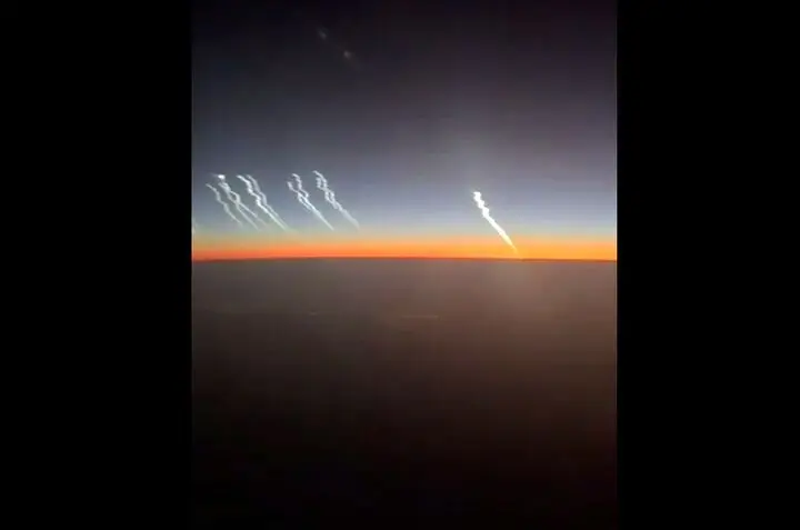تصاویر منتشرشده توسط مسافر یک پرواز هوایی/ لحظه دیدنی پرتاب موشک های ایرانی به سمت اراضی اشغالی + ویدئو