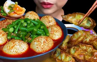 غذا خوردن با صدا؛ خوردن 2 کیلو تخم مرغ آب پز، پیراشکی ونودل تند به روش دختر مشهور تایلندی + ویدئو