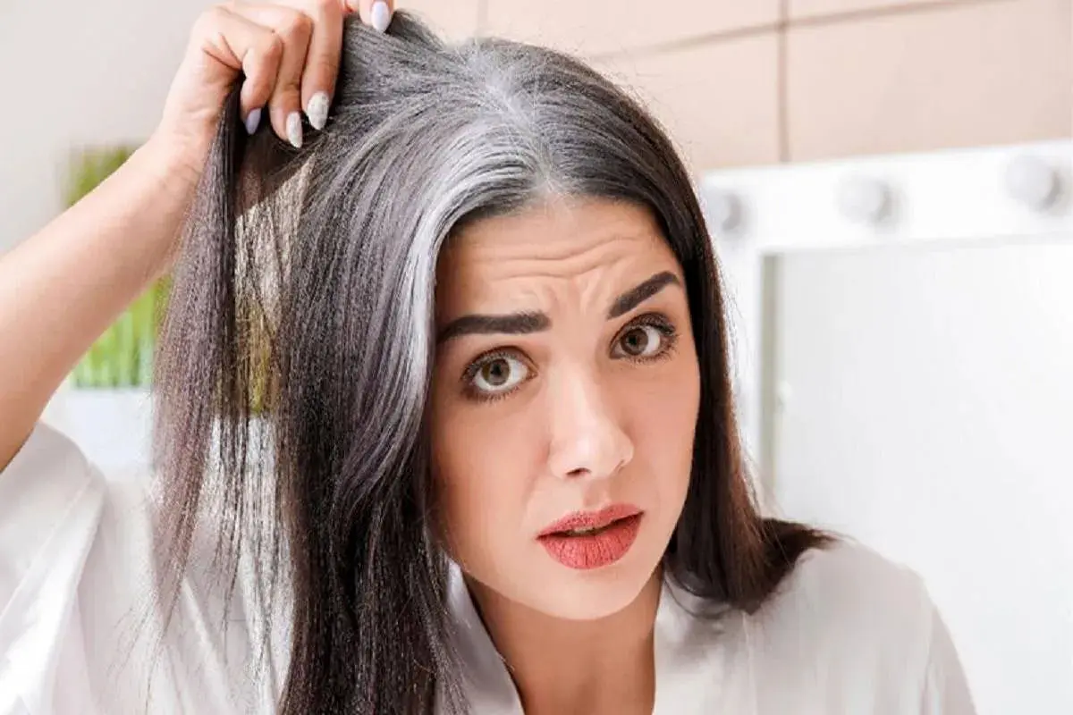 آیا کندن موی سفید واقعاً باعث زیاد شدن آن می‌شود؟