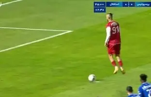 
ناداوری عجیب در نیمه‌ی اول دربی تهران
