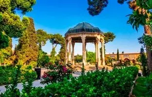 بهترین غزل‌های حافظ؛ منم که شهره شهرم به عشق‌ورزیدن
