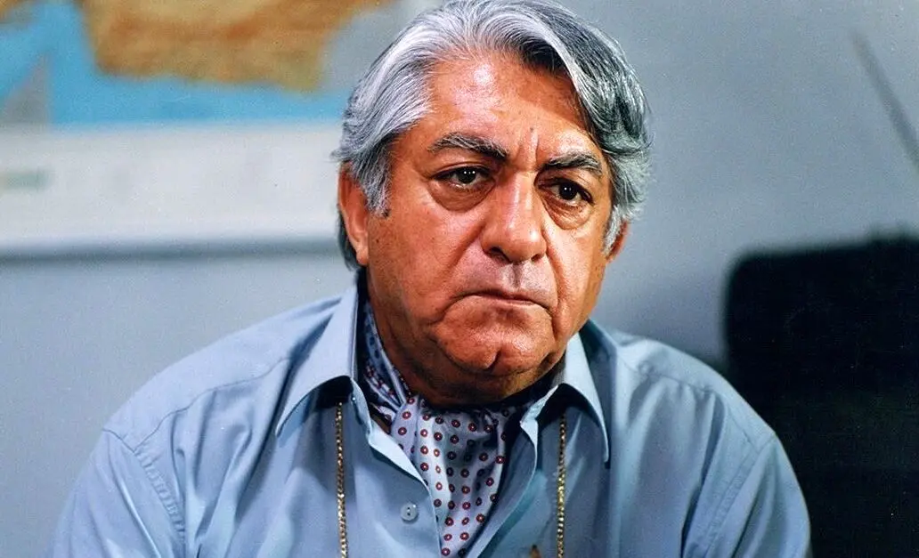 «عزت الله انتظامی» در نمایی از فیلم گاو؛ سال 1348 + عکس