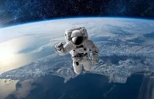 تصاویری از حرکت عجیب فضانورد ناسا برای گرفتن یک ماهواره! + ویدئو