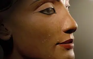 کشف سرنخ هایی از محل دفن نفرتیتی، ملکه افسانه ای مصر