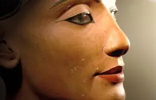 کشف سرنخ هایی از محل دفن نفرتیتی، ملکه افسانه ای مصر